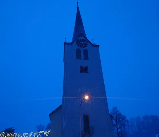 2018 Kirche am Abend (Foto: Lisa Trachsler)