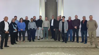 : Die Vertreterinnen und Vertreter der Glarner Religionsgemeinschaften vor der Moschee Netstal.