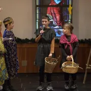 Ökumenisches Krippenspiel – Leute aus Bethlehem helfen den Königskindern weiter. (René Hausheer-Kaufmann)
